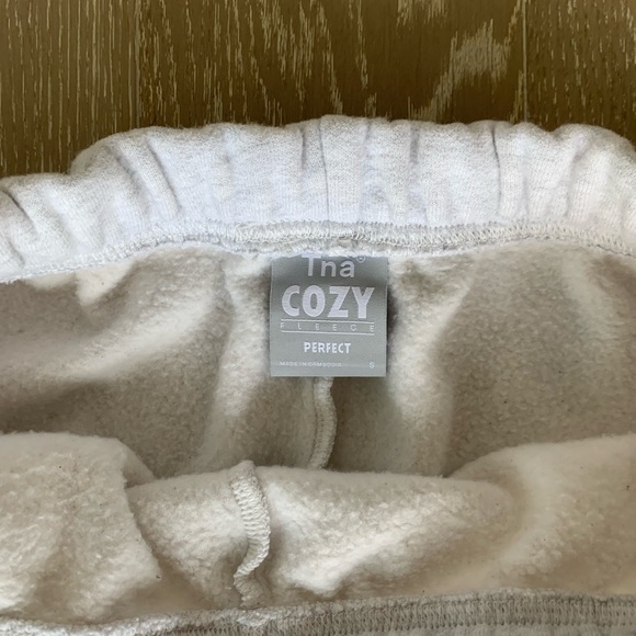 TNA Cozy Fleece High Rise 3” Sweatshort, Size S, Heather Cloud White - Picture 2 of 3